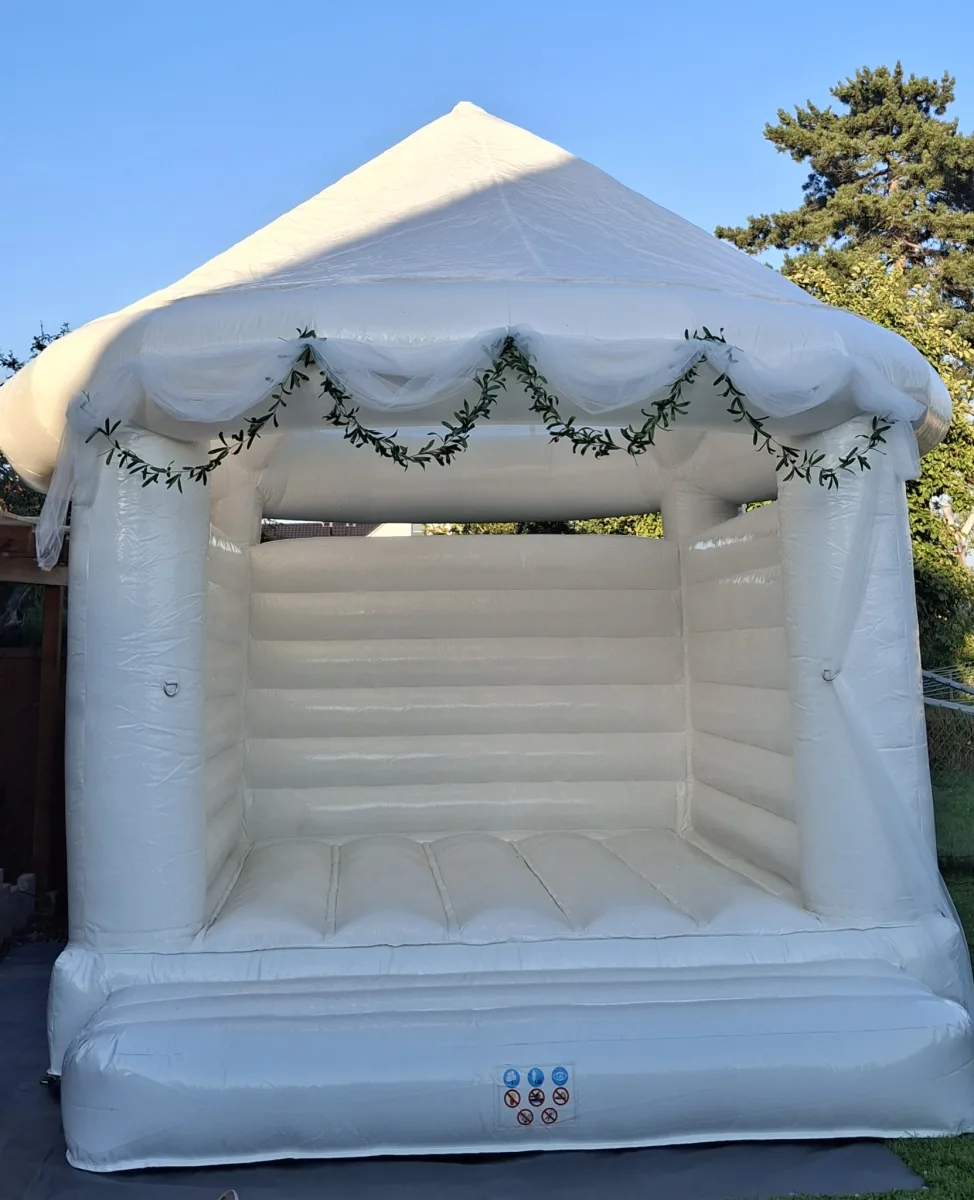 Hochzeit in Weiß – Bild 1 von 2